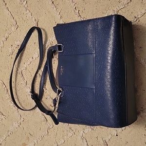 2/110🔥 GUESS 1981 CrossBody